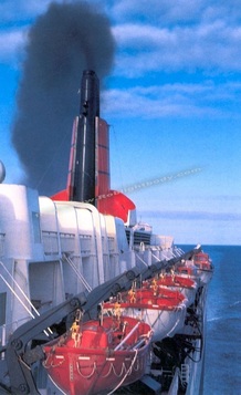 QE2 races up-channel at 30 knots on one of her final turbine-driven crossings